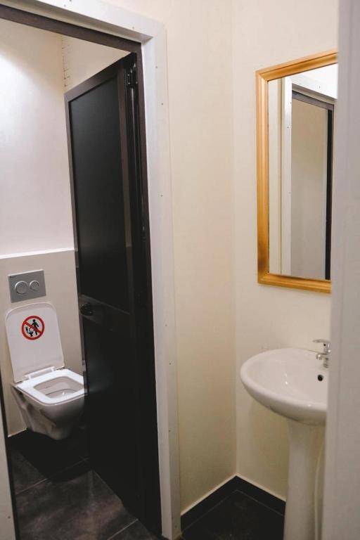 Modern bathroom facilities at Scodrinon Hostel